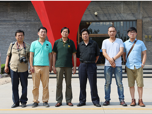 原天津美術(shù)學(xué)院副院長、知名雕塑家于世宏教授一行蒞臨華藝雕塑參觀考察