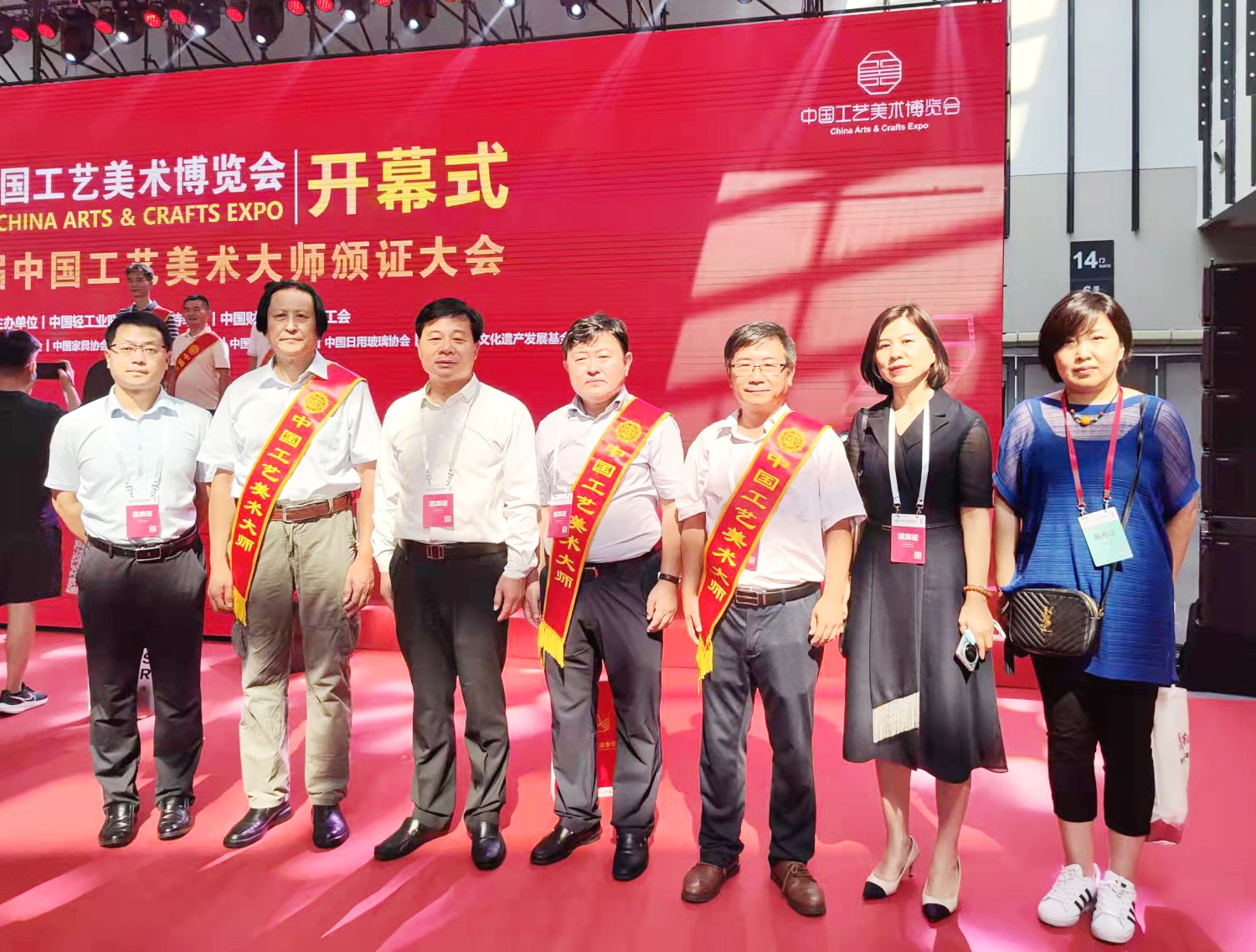 7山東省輕工集體企業(yè)聯(lián)社黨組書記、理事會主任王哲軍和山東省工藝美術(shù)協(xié)會會長袁敏